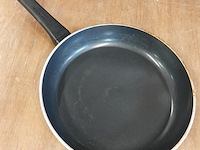 Demeyere alu comfort 3 ceraforce koekenpan met een bakelieten handgreep. - afbeelding 3 van  5