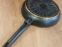 Demeyere alu comfort 3 ceraforce koekenpan met een bakelieten handgreep. - afbeelding 4 van  5