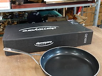 Demeyere alu pro 5 ceraforce koekenpan met een zwarte keramische antiaanbaklaag en een roestvrijstalen handgreep - afbeelding 1 van  5