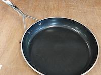Demeyere alu pro 5 ceraforce koekenpan met een zwarte keramische antiaanbaklaag en een roestvrijstalen handgreep - afbeelding 2 van  5