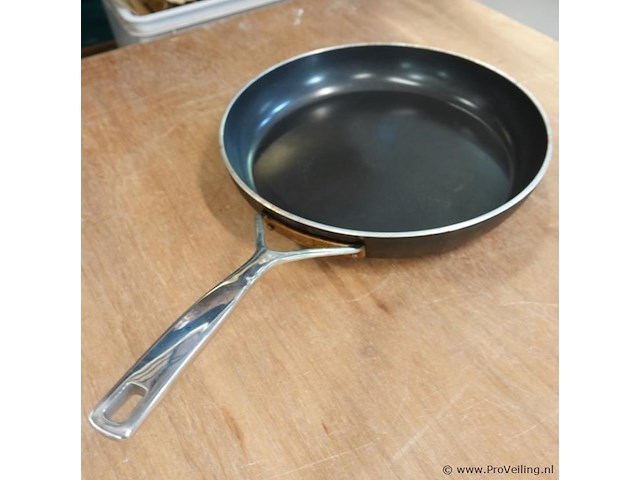 Demeyere alu pro 5 ceraforce koekenpan met een zwarte keramische antiaanbaklaag en een roestvrijstalen handgreep - afbeelding 3 van  5