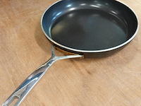 Demeyere alu pro 5 ceraforce koekenpan met een zwarte keramische antiaanbaklaag en een roestvrijstalen handgreep - afbeelding 3 van  5