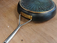 Demeyere alu pro 5 ceraforce koekenpan met een zwarte keramische antiaanbaklaag en een roestvrijstalen handgreep - afbeelding 4 van  5
