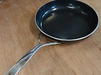 Demeyere alu pro 5 ceraforce koekenpan met een zwarte keramische antiaanbaklaag en een roestvrijstalen handgreep - afbeelding 3 van  5