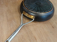 Demeyere alu pro 5 ceraforce koekenpan met een zwarte keramische antiaanbaklaag en een roestvrijstalen handgreep - afbeelding 4 van  5