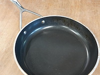 Demeyere alu pro 5 ceraforce koekenpan met een zwarte keramische antiaanbaklaag en een roestvrijstalen handgreep - afbeelding 2 van  5