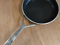 Demeyere alu pro 5 ceraforce koekenpan met een zwarte keramische antiaanbaklaag en een roestvrijstalen handgreep - afbeelding 3 van  5