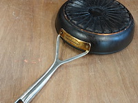 Demeyere alu pro 5 ceraforce koekenpan met een zwarte keramische antiaanbaklaag en een roestvrijstalen handgreep - afbeelding 4 van  5