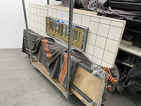 Demontabele snackautomatiek in tegelwand - afbeelding 6 van  11