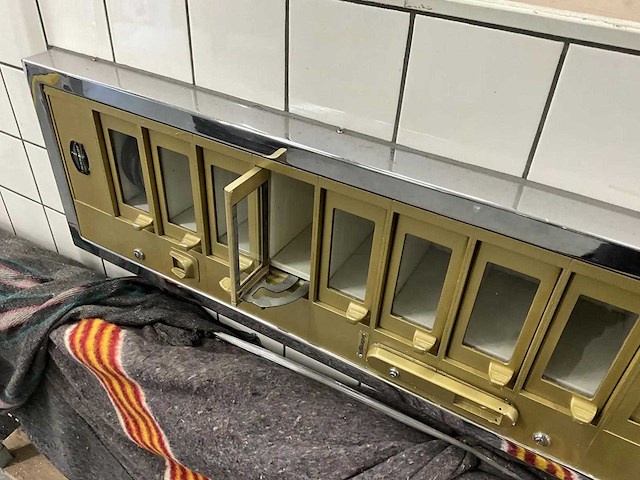 Demontabele snackautomatiek in tegelwand - afbeelding 8 van  11