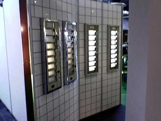 Demontabele snackautomatiek in tegelwand - afbeelding 7 van  11