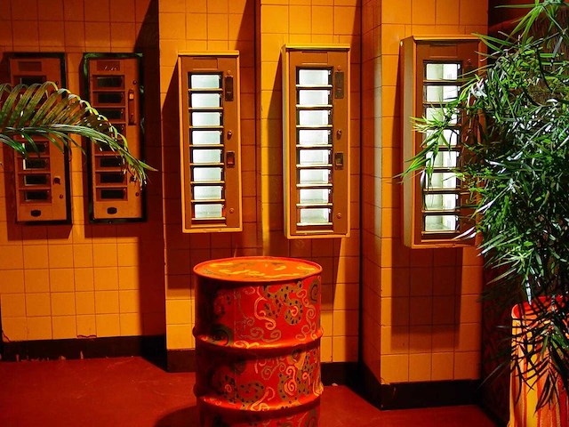 Demontabele snackautomatiek in tegelwand - afbeelding 1 van  11