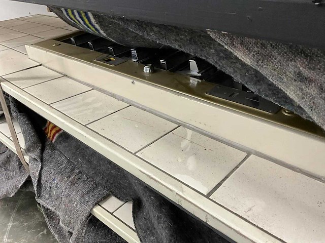 Demontabele snackautomatiek in tegelwand - afbeelding 11 van  11