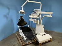 Dentale behandelunit met stoel