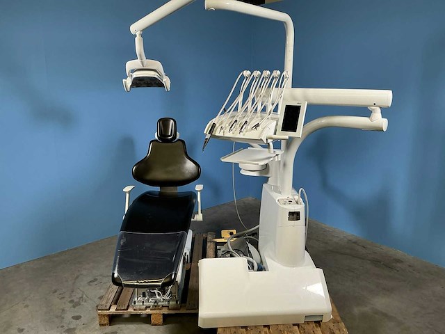 Dentale behandelunit met stoel - afbeelding 2 van  19