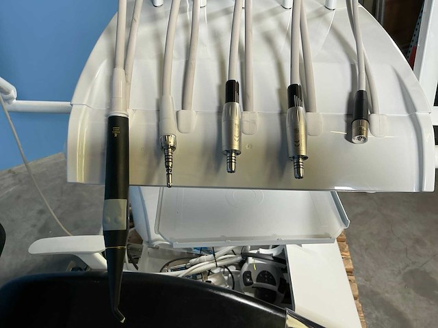 Dentale behandelunit met stoel - afbeelding 11 van  19