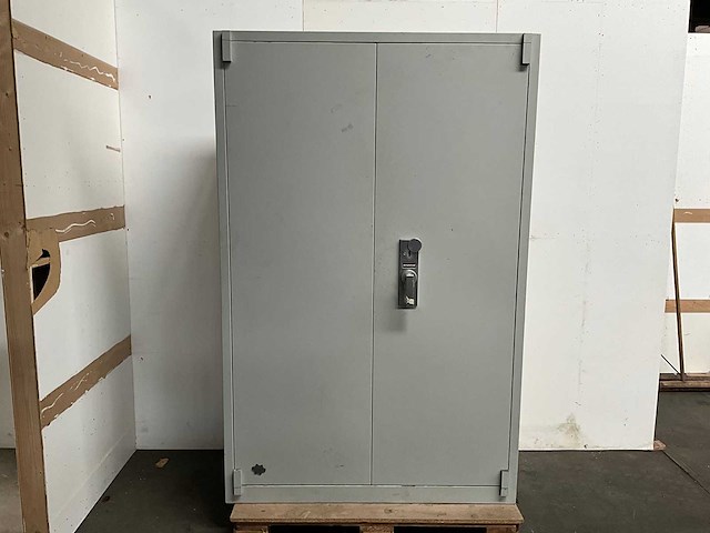 Derametaal - brandwerende kast 126x55x195cm - afbeelding 1 van  5