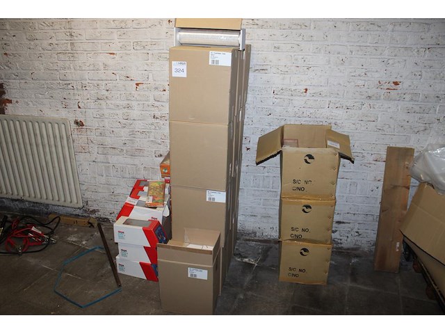 Dertien dozen met pe vershoudfolie 300 mm en 300 mm cutterbox. 4 / 6 rollen per doos. - afbeelding 1 van  3