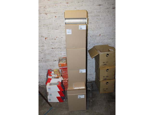 Dertien dozen met pe vershoudfolie 300 mm en 300 mm cutterbox. 4 / 6 rollen per doos. - afbeelding 2 van  3