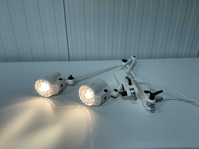 Derungs medical lighting - halux 50 gx - onderzoekslamp (2x) - afbeelding 1 van  2