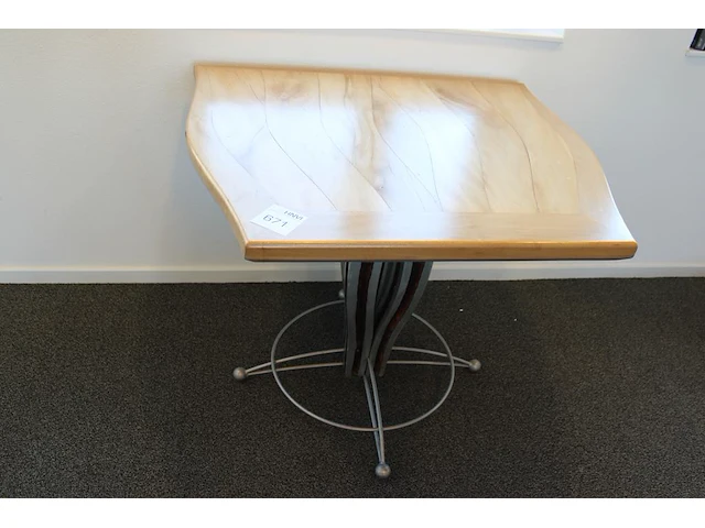 Design bijzettafel met houten poot met metaal bewerkt. afmeting ca. 95 x 85 cm. hoogte 76 cm - afbeelding 1 van  3