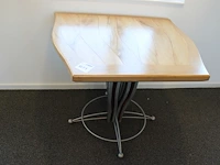 Design bijzettafel met houten poot met metaal bewerkt. afmeting ca. 95 x 85 cm. hoogte 76 cm