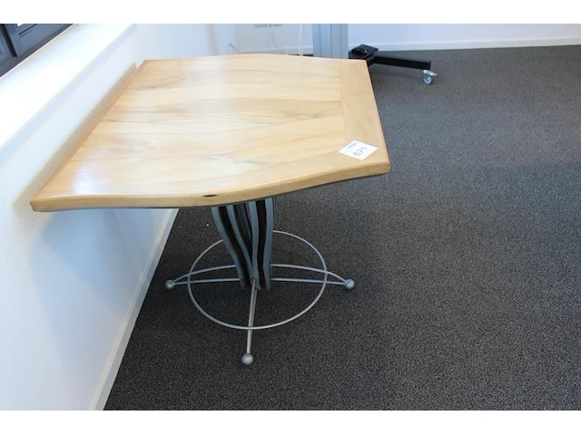 Design bijzettafel met houten poot met metaal bewerkt. afmeting ca. 95 x 85 cm. hoogte 76 cm - afbeelding 2 van  3