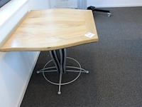 Design bijzettafel met houten poot met metaal bewerkt. afmeting ca. 95 x 85 cm. hoogte 76 cm - afbeelding 2 van  3