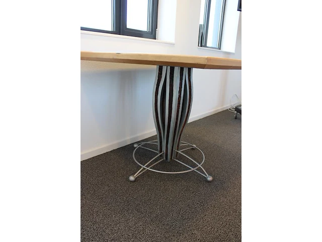 Design bijzettafel met houten poot met metaal bewerkt. afmeting ca. 95 x 85 cm. hoogte 76 cm - afbeelding 3 van  3