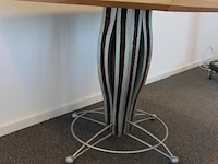Design bijzettafel met houten poot met metaal bewerkt. afmeting ca. 95 x 85 cm. hoogte 76 cm - afbeelding 3 van  3