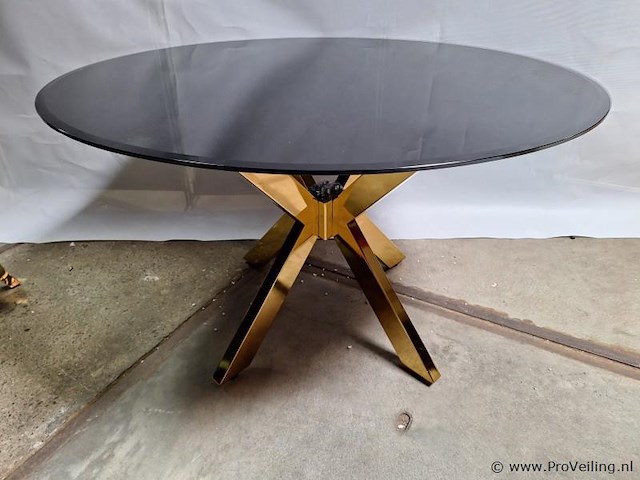 Design eettafel, rond model v.v. zwart glazen tafelblad en goudkleurig onderstel ø 134cm - afbeelding 1 van  4