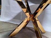 Design eettafel, rond model v.v. zwart glazen tafelblad en goudkleurig onderstel ø 134cm - afbeelding 3 van  4