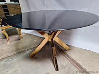 Design eettafel, rond model v.v. zwart glazen tafelblad en goudkleurig onderstel ø 134cm - afbeelding 4 van  4