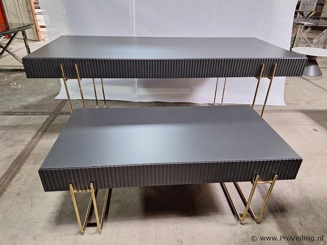 Design eettafel & salontafel met een geribbelde structuur en goudkleurige metalen poten - afbeelding 1 van  5