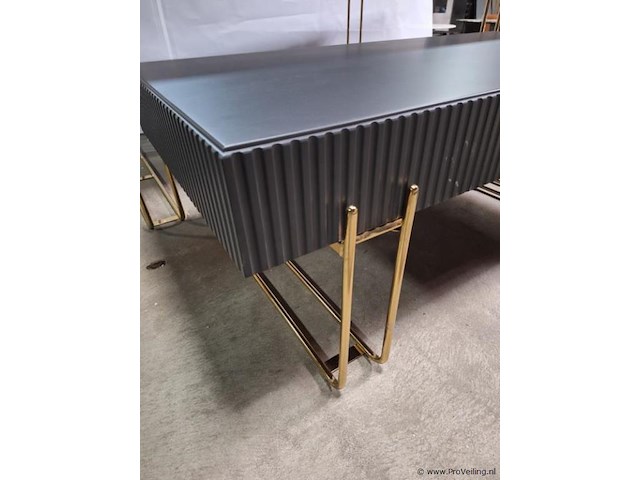 Design eettafel & salontafel met een geribbelde structuur en goudkleurige metalen poten - afbeelding 2 van  5