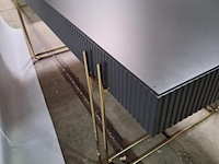 Design eettafel & salontafel met een geribbelde structuur en goudkleurige metalen poten - afbeelding 3 van  5