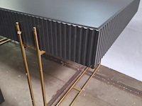 Design eettafel & salontafel met een geribbelde structuur en goudkleurige metalen poten - afbeelding 4 van  5