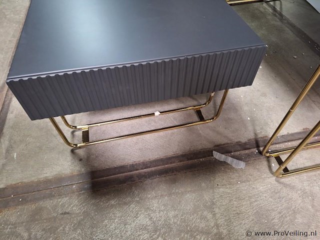 Design eettafel & salontafel met een geribbelde structuur en goudkleurige metalen poten - afbeelding 5 van  5