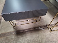 Design eettafel & salontafel met een geribbelde structuur en goudkleurige metalen poten - afbeelding 5 van  5