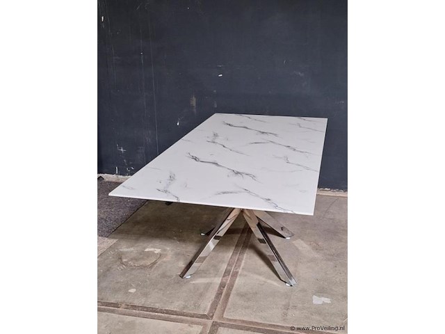 Design eettafel v.v. wit marmerlook glazen blad en verchroomd onderstel - afbeelding 1 van  4