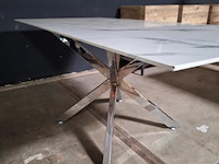 Design eettafel v.v. wit marmerlook glazen blad en verchroomd onderstel - afbeelding 4 van  4