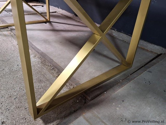 Design eettafel v.v. zwart tafelblad en goudkleurig onderstel - afbeelding 3 van  4