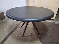 Design eettafel v.v. zwart tafelblad en kruispoot onderstel ø 130cm - afbeelding 1 van  4