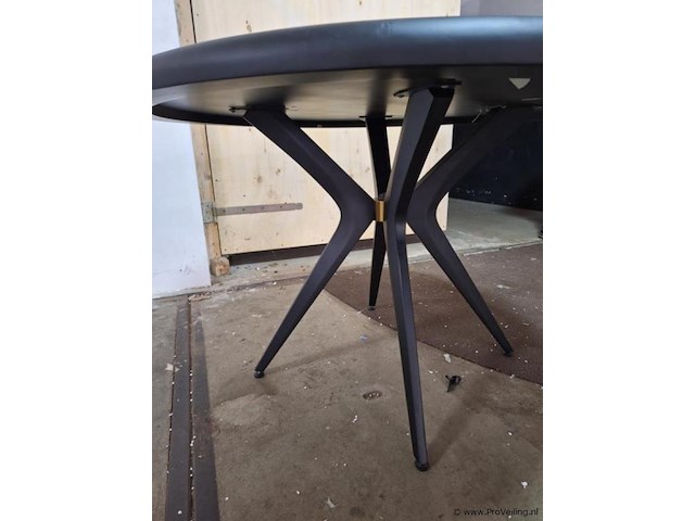 Design eettafel v.v. zwart tafelblad en kruispoot onderstel ø 130cm - afbeelding 2 van  4