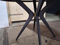 Design eettafel v.v. zwart tafelblad en kruispoot onderstel ø 130cm - afbeelding 2 van  4