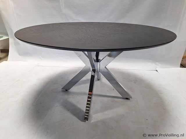 Design eettafel v.v. zwart tafelblad en verchroomd onderstel ø 138cm - afbeelding 1 van  4