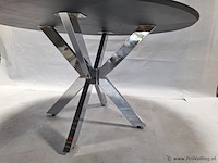 Design eettafel v.v. zwart tafelblad en verchroomd onderstel ø 138cm - afbeelding 2 van  4