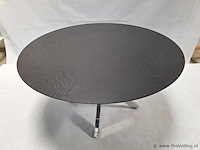 Design eettafel v.v. zwart tafelblad en verchroomd onderstel ø 138cm - afbeelding 4 van  4