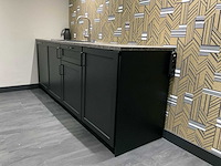 Design keukenopstelling voorzien van vaatwasser/gootsteen/koelkast