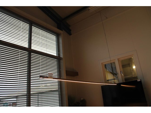 Design led-hanglamp met lengte 242 cm. let op! zelf te demonteren op hoogte circa 400 cm. - afbeelding 1 van  3